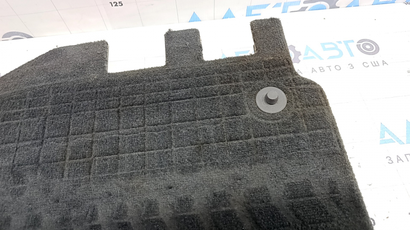 The front right floor covering trim, the battery cover for the Audi Q7 16-19, is black and needs dry cleaning. The guide and mount are broken