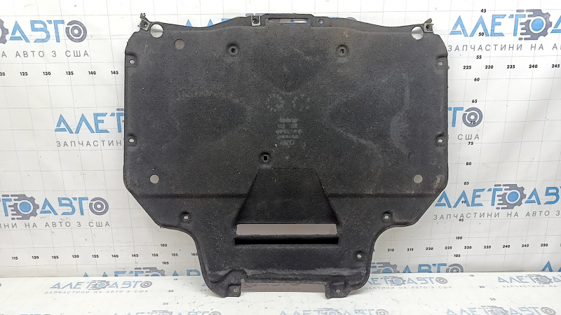 The rear engine guard of the Audi Q7 16-26 2.0T, 3.0T is dented