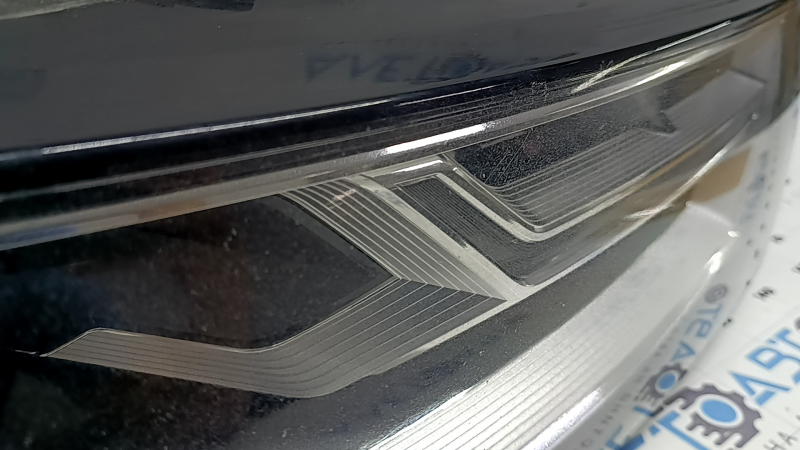 Front right headlight assembly Audi Q7 16-19 Xenon, cracked varnish