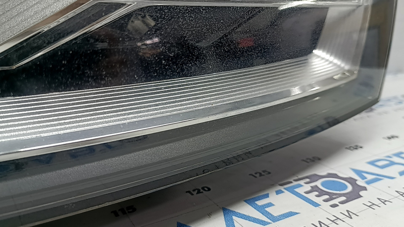 Front right headlight assembly Audi Q7 16-19 Xenon, cracked varnish