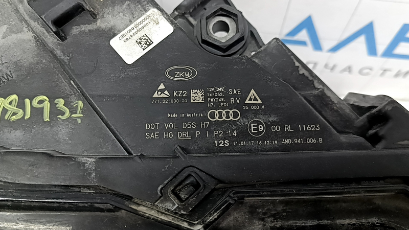 Front right headlight assembly Audi Q7 16-19 Xenon, cracked varnish