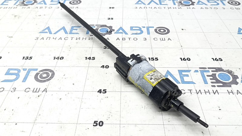 The longitudinal adjustment motor of the driver's seat Nissan Pathfinder 13-20 without a frame, part of the housing is broken
