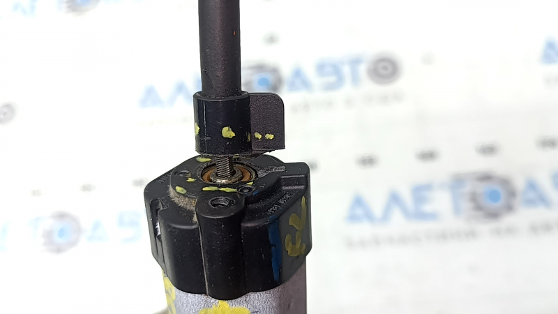 The longitudinal adjustment motor of the driver's seat Nissan Pathfinder 13-20 without a frame, part of the housing is broken