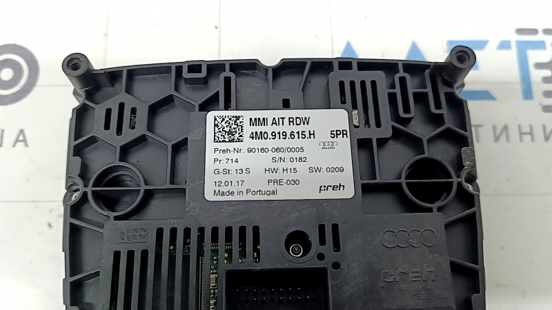 The MMI control panel of the Audi Q7 16-18 has a swollen coating, scratches, and a bump on the button