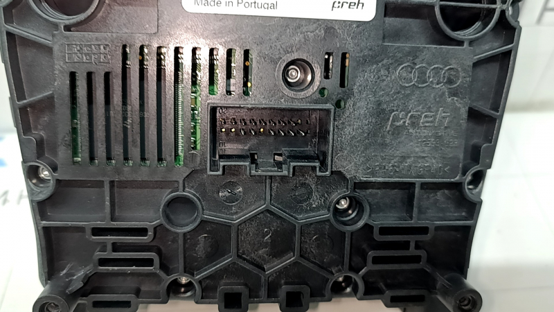 The MMI control panel of the Audi Q7 16-18 has a swollen coating, scratches, and a bump on the button