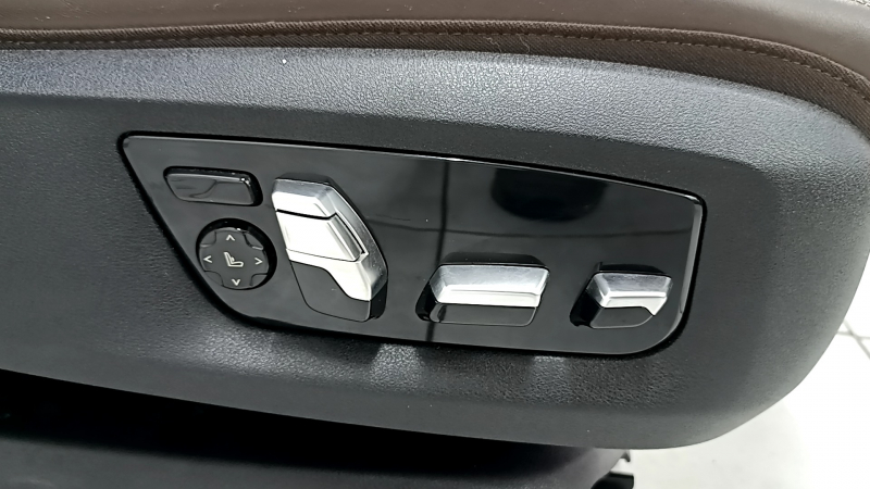 Passenger seat BMW 5 G30 17-23 with airbag, electric, heating, ventilation, massage, memory, dark brown leather, Comfort, scratches, dents on the rear lining
