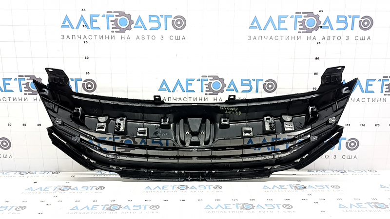 The base of the radiator grille of the Honda Accord 16-17 hybrid, with the emblem, is cracked, the fastener is broken