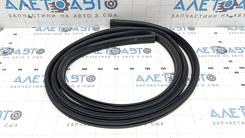 The front left door seal of the Nissan Rogue 14-20 has come apart at the seam and is worn