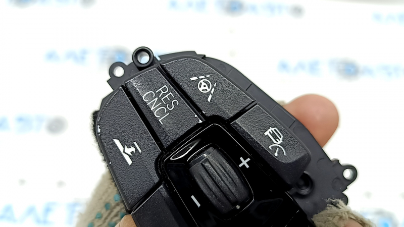 The steering wheel control buttons of the BMW 5 G30 17-22 are black, Sport, for radar distronic and lane keeping, and are worn