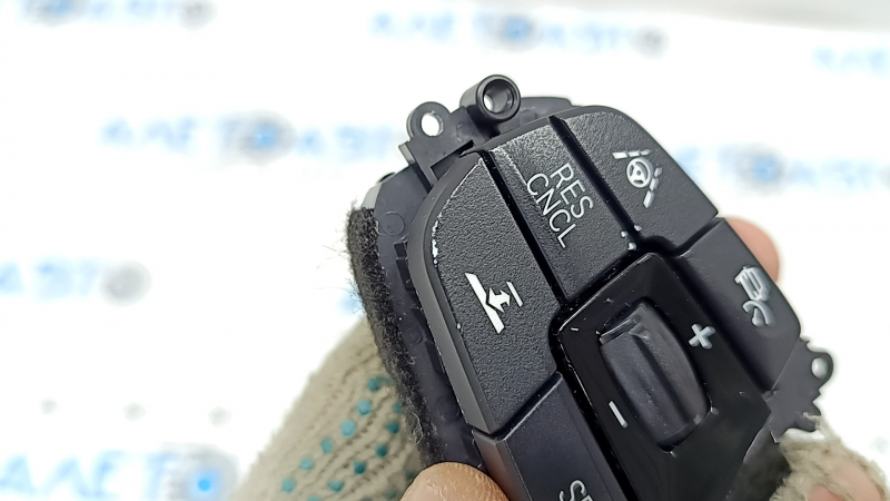 The steering wheel control buttons of the BMW 5 G30 17-22 are black, Sport, for radar distronic and lane keeping, and are worn