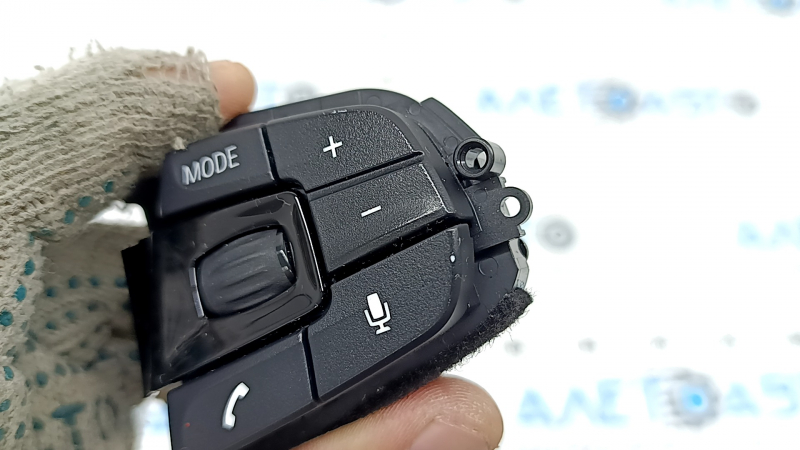 The steering wheel control buttons of the BMW 5 G30 17-22 are black, Sport, for radar distronic and lane keeping, and are worn