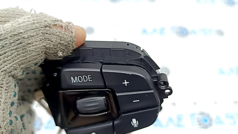 The steering wheel control buttons of the BMW 5 G30 17-22 are black, Sport, for radar distronic and lane keeping, and are worn
