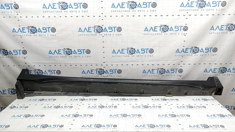 Right threshold Nissan Rogue 17-20 structure, scratches, scuffs