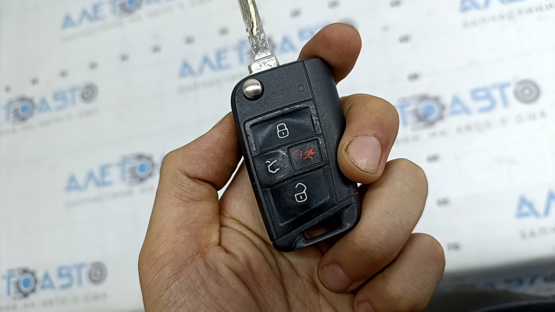 VW Jetta 19-19 key, 4 buttons, folding, scratches