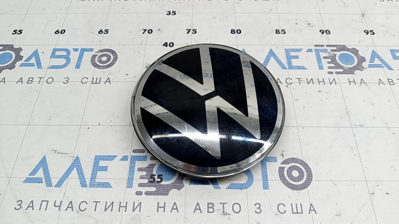 VW Jetta 22-25 radiator grille emblem for Distronic, cracks, chips, broken fasteners