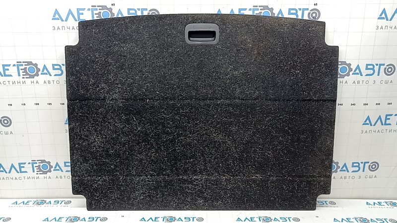 The trunk floor of the Kia Niro 17-22 HEV is black, under the tray, in need of cleaning, scratches on the handle