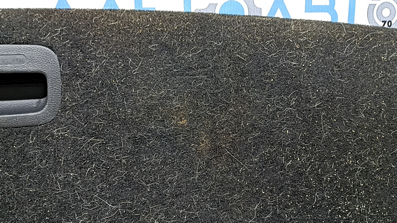 The trunk floor of the Kia Niro 17-22 HEV is black, under the tray, in need of cleaning, scratches on the handle