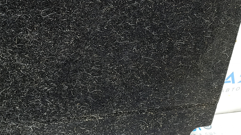 The trunk floor of the Kia Niro 17-22 HEV is black, under the tray, in need of cleaning, scratches on the handle