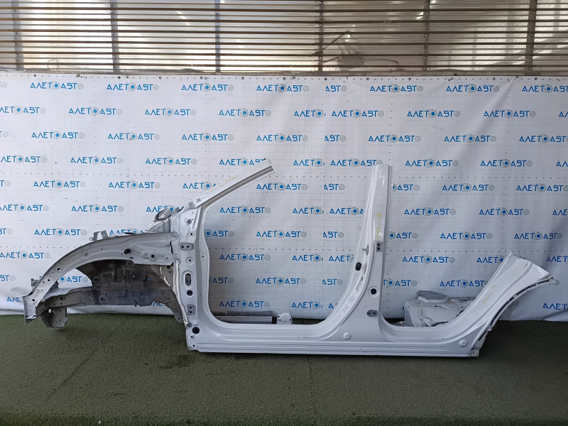 Front left quarter of Honda CRV 20-22 hybrid, sawn off, with central pillar, with sunset, white