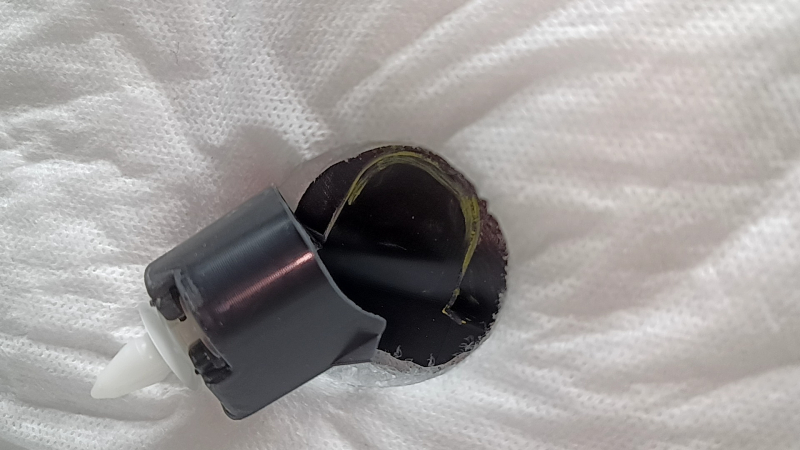 The lower trim of the trunk door of the Nissan Ariya 23-26 is black, there are scratches, the plastic has turned white, the fastener is broken