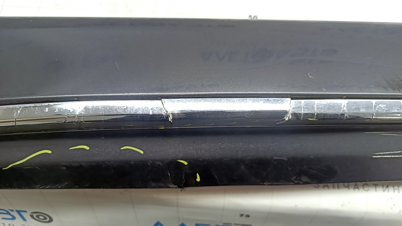 Left threshold for Honda Accord 18-22 with chrome, graphite, chrome is swollen, molding is cracked, scratches, fastener is broken