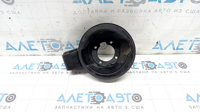The gas tank door housing of the Kia Niro 17-22 HEV, PHEV has a torn seal