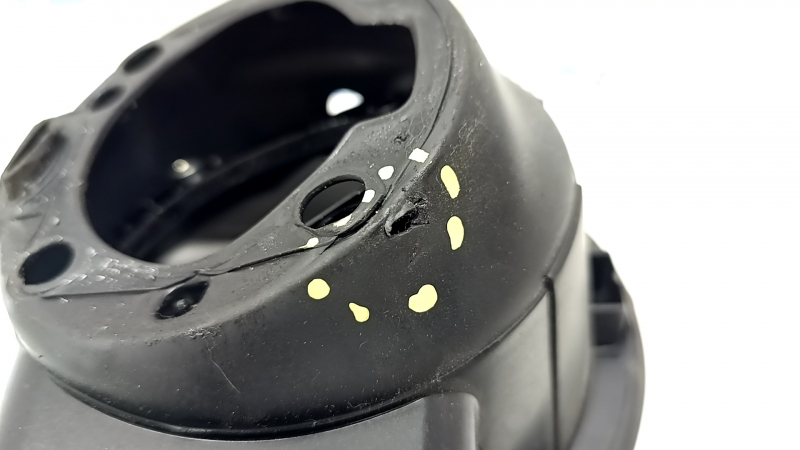 The gas tank door housing of the Kia Niro 17-22 HEV, PHEV has a torn seal