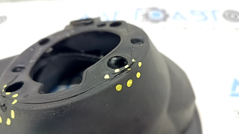 The gas tank door housing of the Kia Niro 17-22 HEV, PHEV has a torn seal