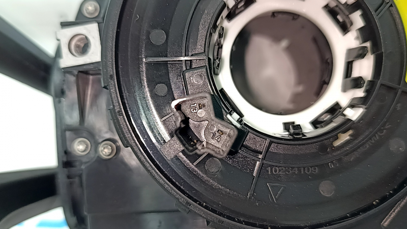 The steering column switch guitar assembly for Audi Q5 80A 21-24 for the lane keeping camera and heated steering wheel is broken