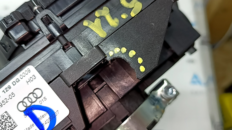 The steering column switch guitar assembly for Audi Q5 80A 21-24 for the lane keeping camera and heated steering wheel is broken