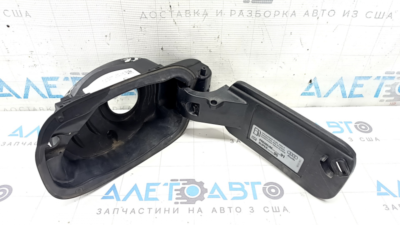 The fuel filler flap housing of the Audi Q5 80A 18-25 has a broken mount