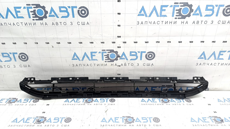 The lower grille of the front bumper of the Audi Q3 16-17 under the one-piece bumper is cracked