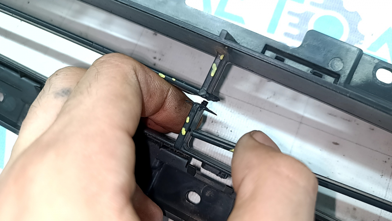 The lower grille of the front bumper of the Audi Q3 16-17 under the one-piece bumper is cracked