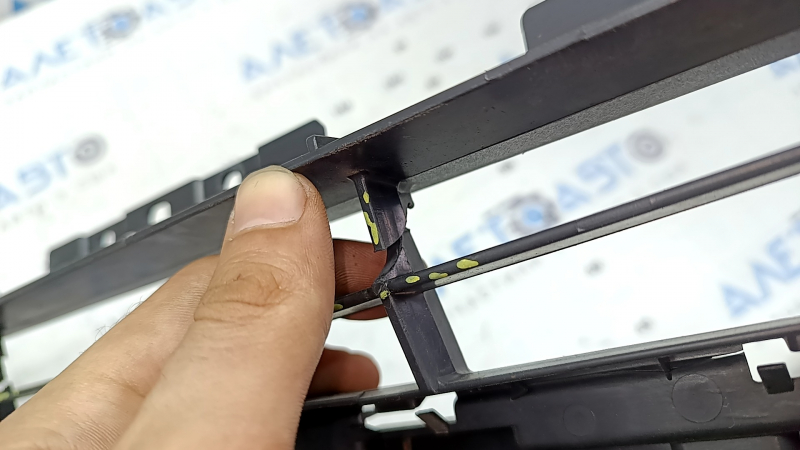 The lower grille of the front bumper of the Audi Q3 16-17 under the one-piece bumper is cracked