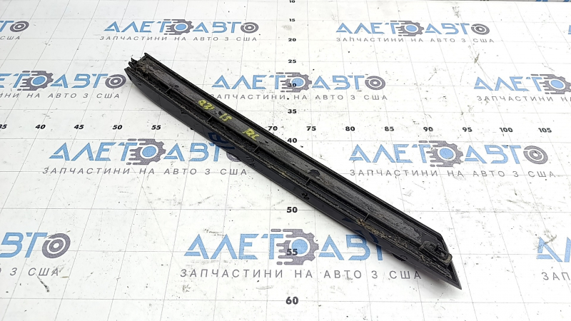 Left side trunk door trim for Audi Q3 8U 15-18 along glass, gloss black, broken mount