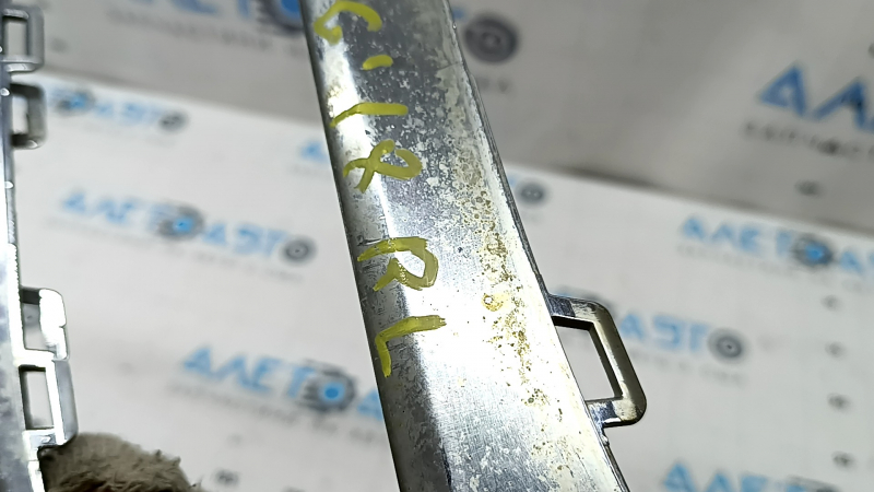 Left muffler frame VW Tiguan 18-21 chrome, cloudy, scratches, swollen chrome