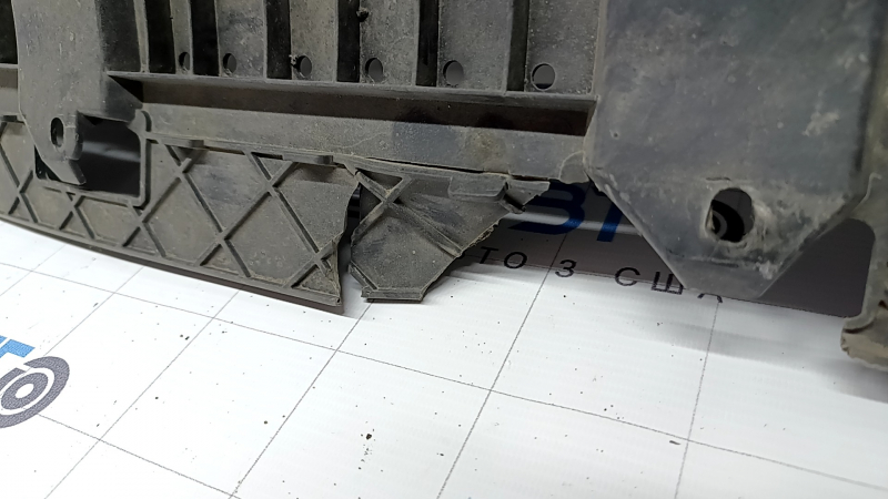 Front bumper central protection Audi Q3 8U 16-18 missing fragment, worn, broken