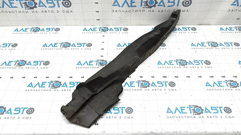 The door-wing seal on the left VW Tiguan 18-24 is torn