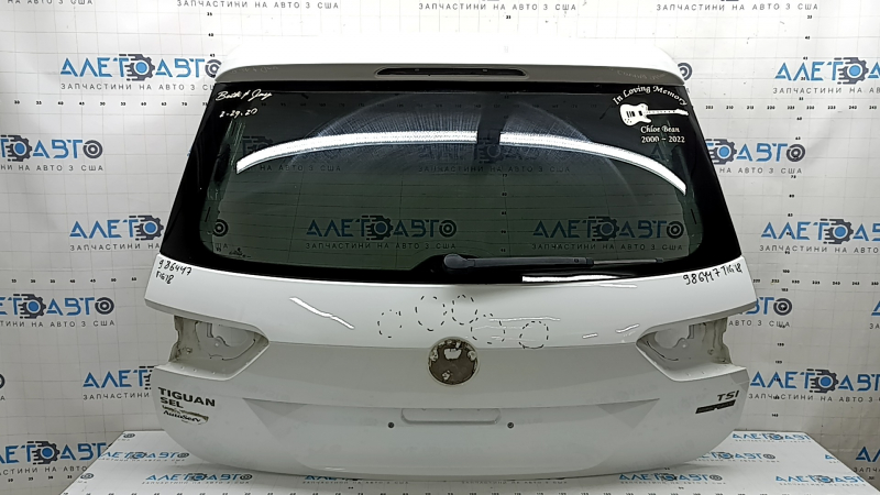 The trunk door is bare with glass, VW Tiguan 18-24, white LC9A, with a wiper arm and a trapezoid, scratches on the glass, dents