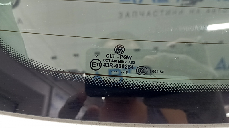 The trunk door is bare with glass, VW Tiguan 18-24, white LC9A, with a wiper arm and a trapezoid, scratches on the glass, dents