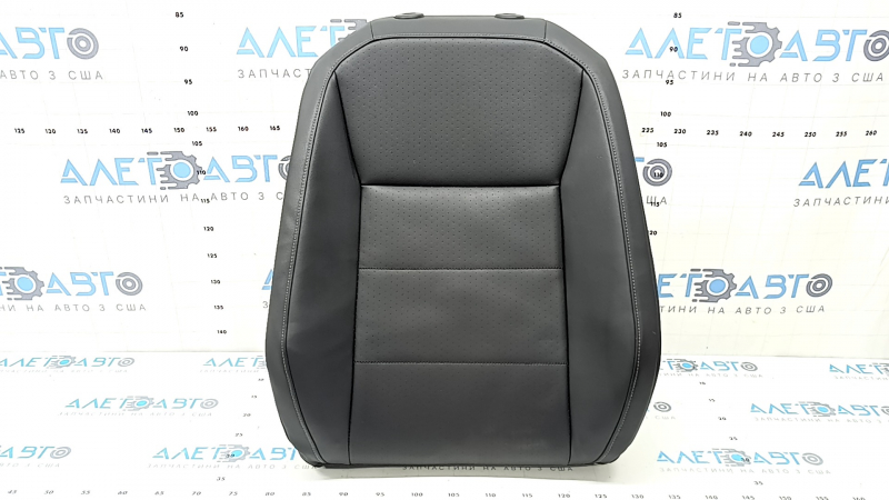The upholstery of the driver's seat back of the VW Tiguan 18-21 is black leather, heated, with tears