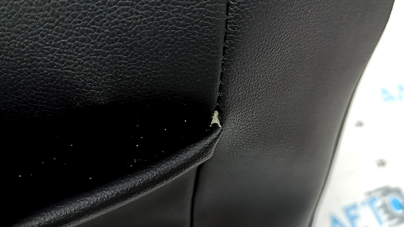The upholstery of the driver's seat back of the VW Tiguan 18-21 is black leather, heated, with tears