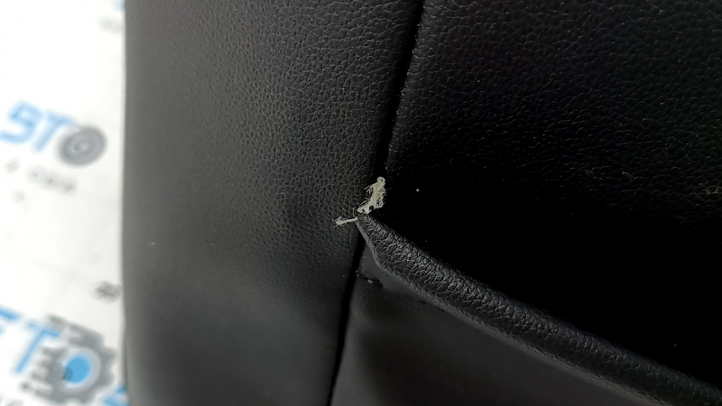 The upholstery of the driver's seat back of the VW Tiguan 18-21 is black leather, heated, with tears