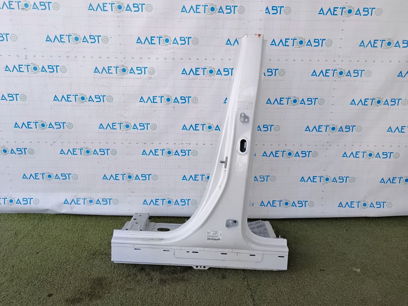 The central left body pillar of the Ford Explorer 20-25 has been sawed off