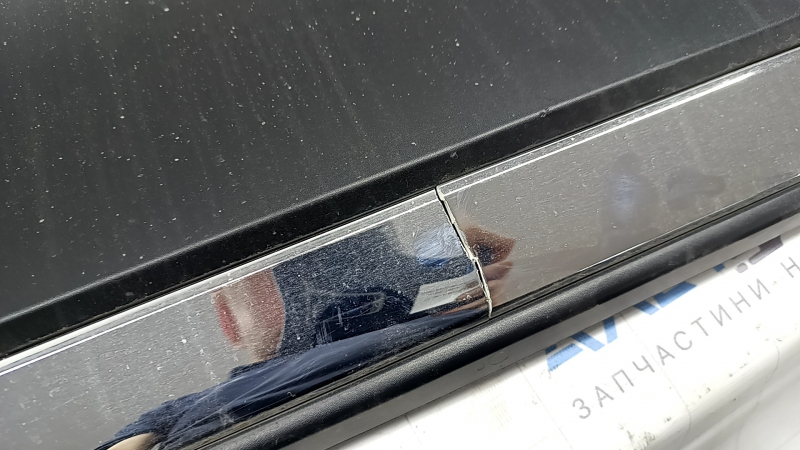 Lower front right door trim for Honda CRV 17-22 Touring, with chrome molding, cracked chrome molding