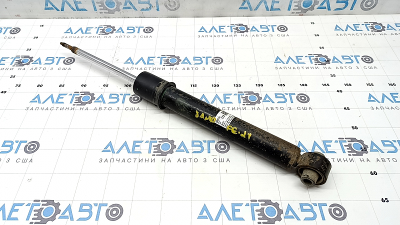 The rear right shock absorber of Hyundai Santa FE 21-23 AWD is rusty