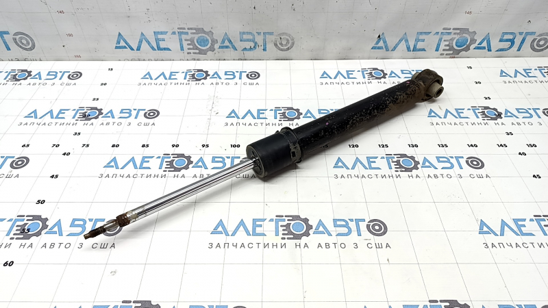 The rear right shock absorber of Hyundai Santa FE 21-23 AWD is rusty