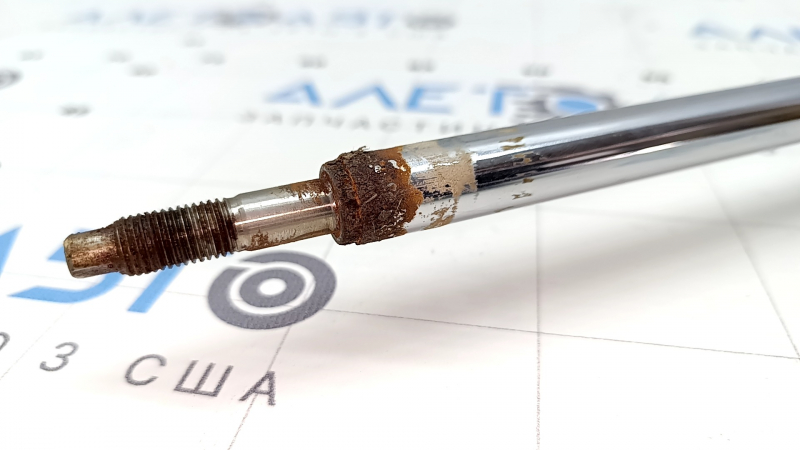 The rear right shock absorber of Hyundai Santa FE 21-23 AWD is rusty