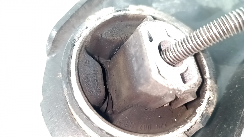 Rear right longitudinal arm Audi Q3 8U 15-18 microcracks S/B