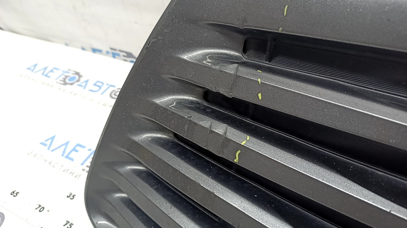 Front bumper grille Toyota Camry v55 15-17 usa LE, chips, pressed, scratches